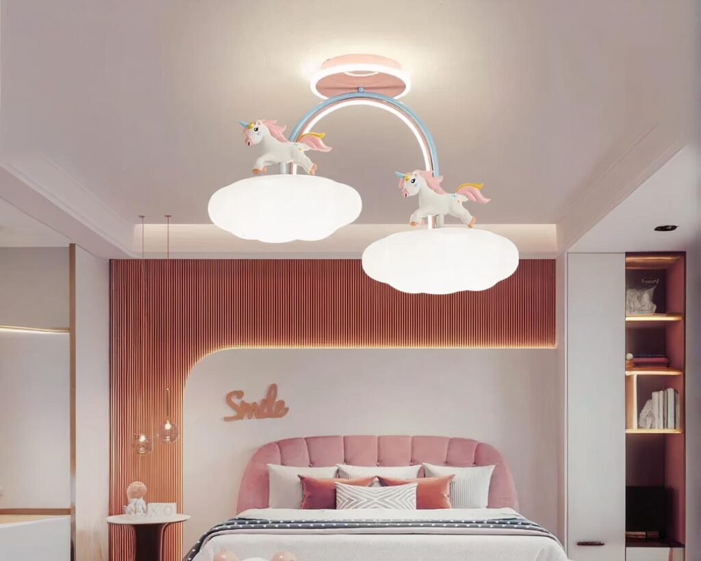 Suspension chambre fille élégante décorée de licornes allumée dans une chambre