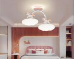 Suspension chambre fille élégante décorée de licornes allumée dans une chambre
