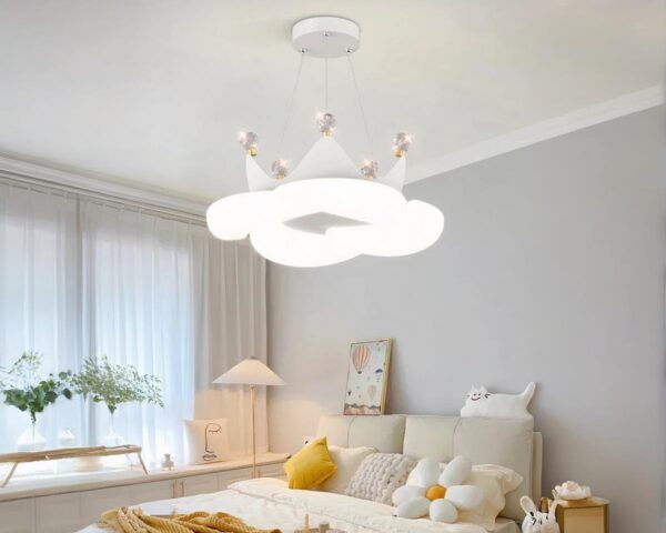 Suspension chambre fille raffinée en forme de couronne allumée dans une chambre