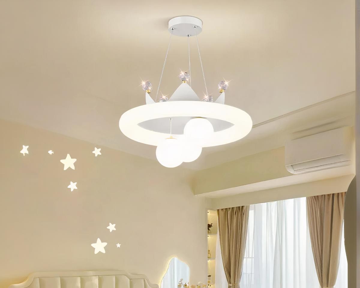 Suspension chambre fille raffinée en forme de couronne