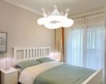 Suspension chambre fille raffinée en forme de couronne