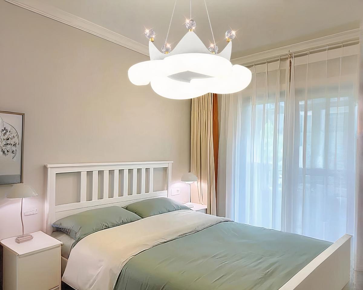Suspension chambre fille raffinée en forme de couronne