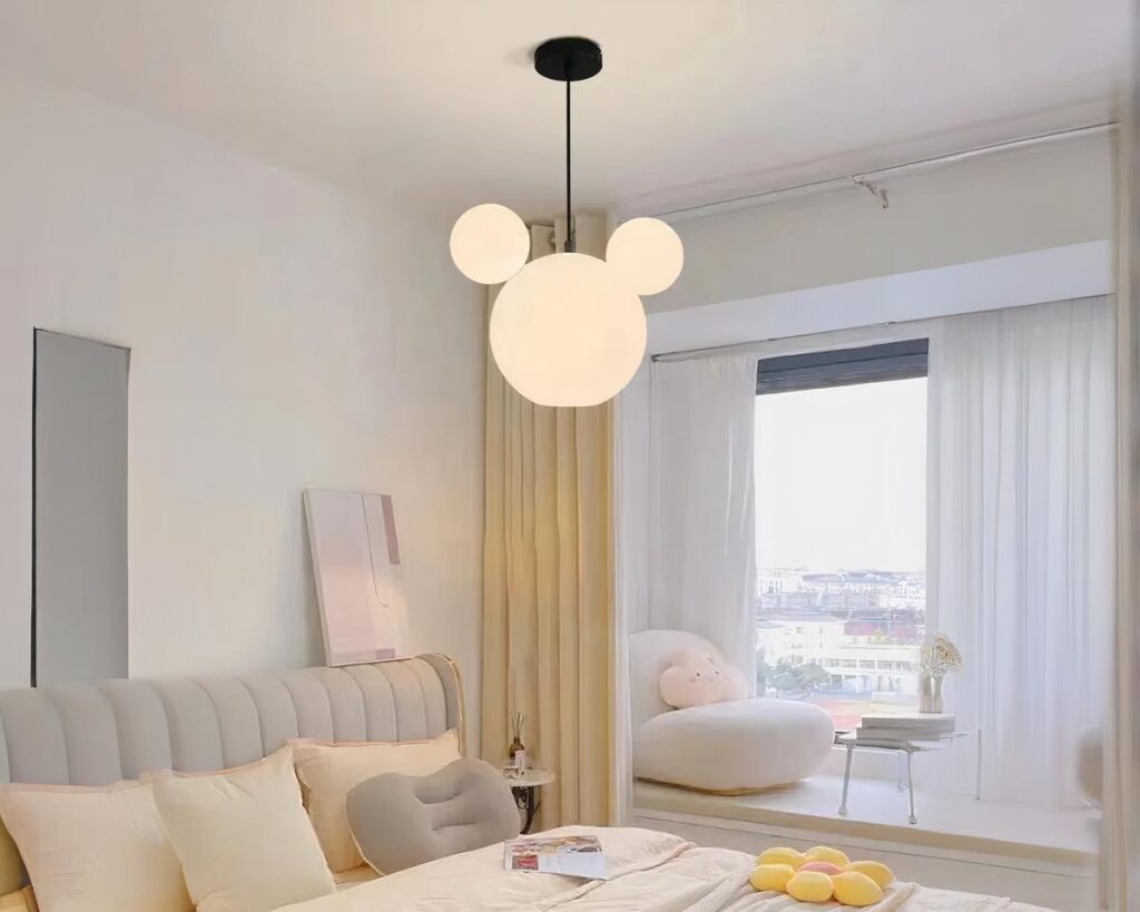 Suspension chambre garçon moderne et créative allumée dans une chambre