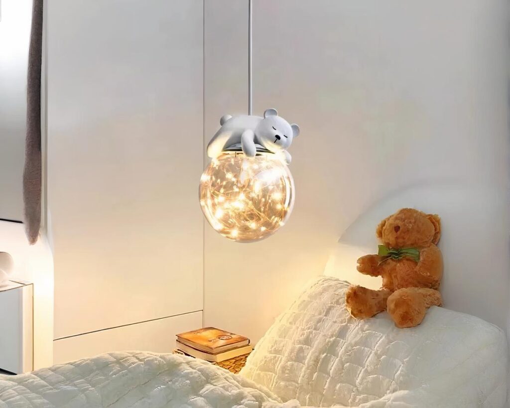 Suspension chambre garçon moderne décorée d'un ours blanc allumée dans un intérieur