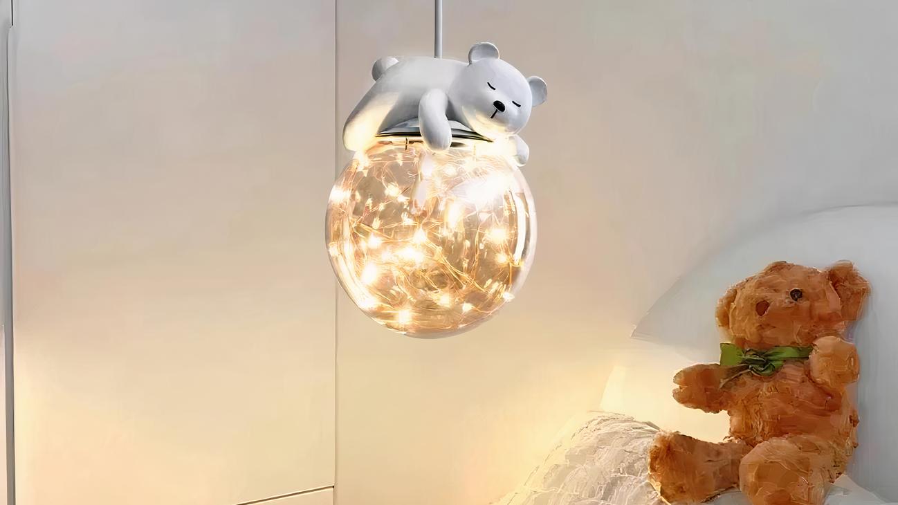 IMG_08_2024_suspension_chambre_garcon_moderne_decoree_ours_blanc_2-image-1.jpg