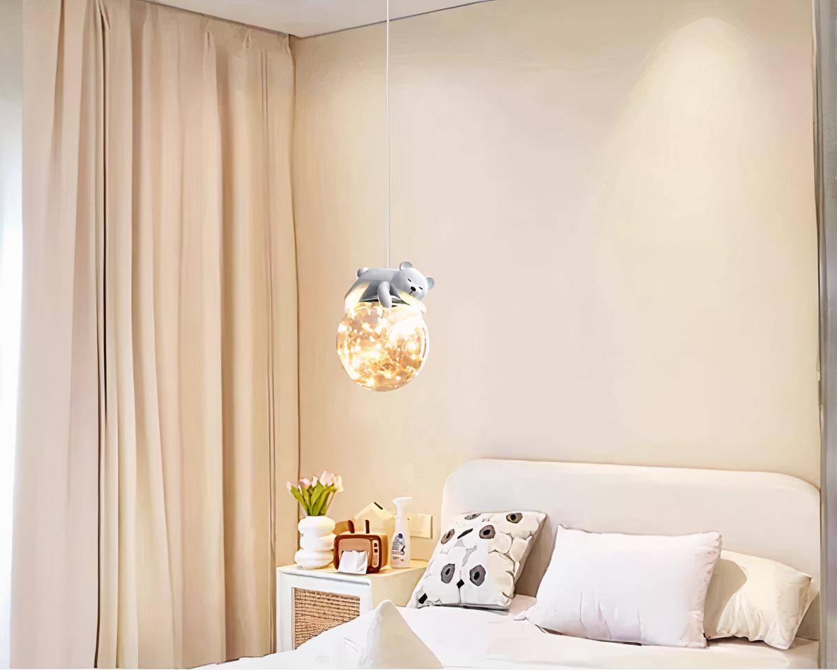 Suspension chambre garçon moderne décorée d'un ours blanc