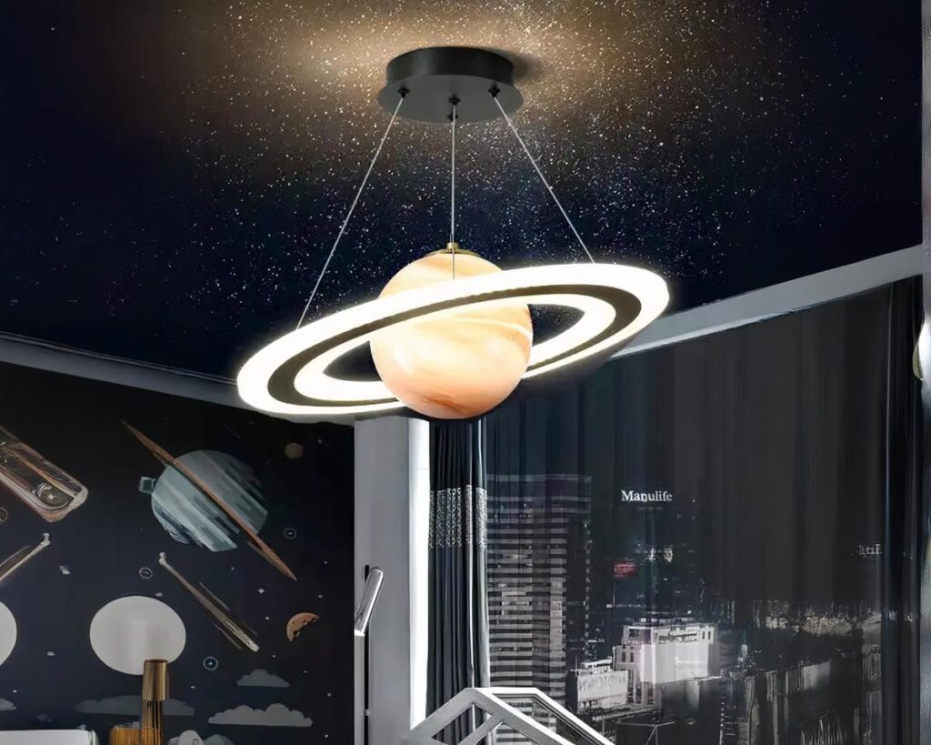 Suspension chambre garçon moderne au design de planète allumée dans une chambre