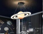 Suspension chambre garçon moderne au design de planète allumée dans une chambre