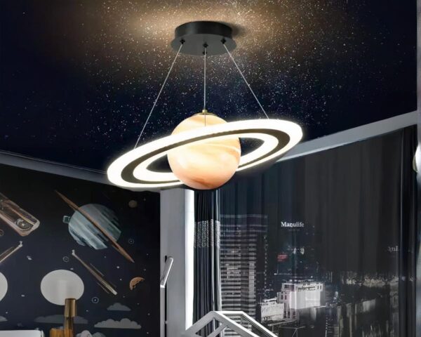 Suspension chambre garçon moderne au design de planète allumée dans une chambre