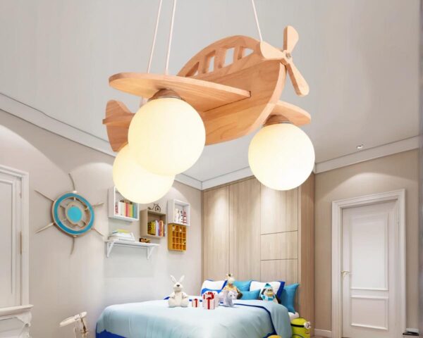 Suspension chambre garçon polyvalente en forme d'avion allumée dans une chambre d'enfant