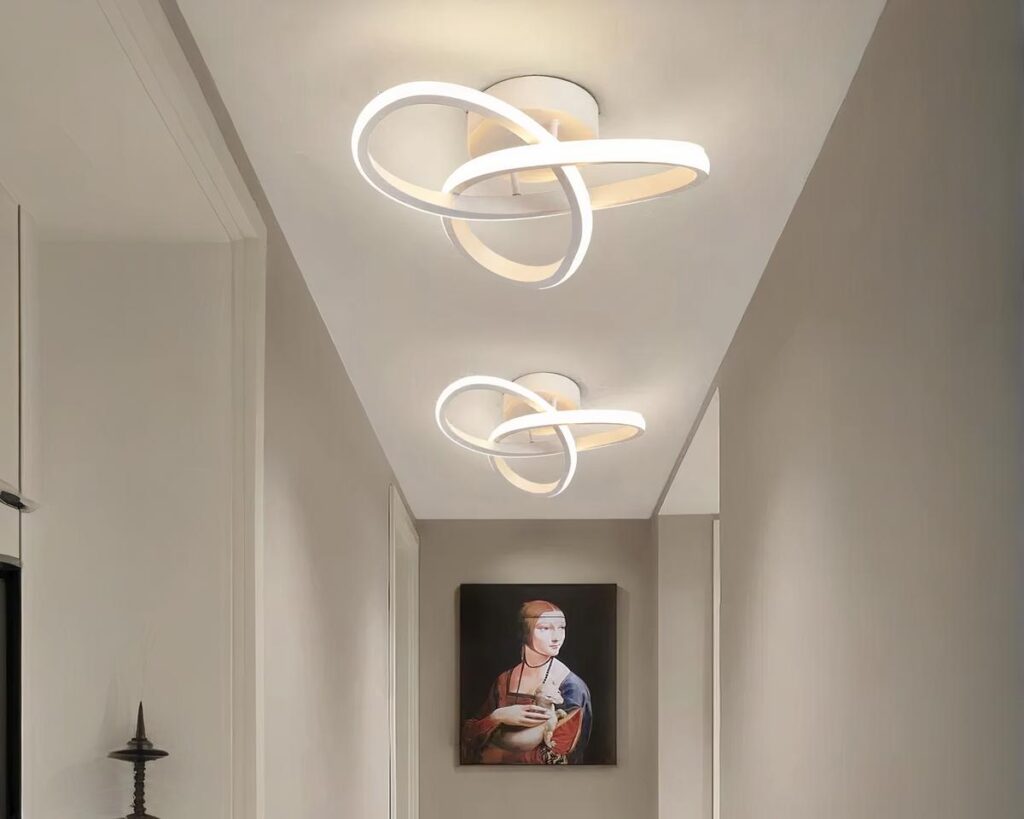 Suspension couloir décorative et moderne dans un couloir