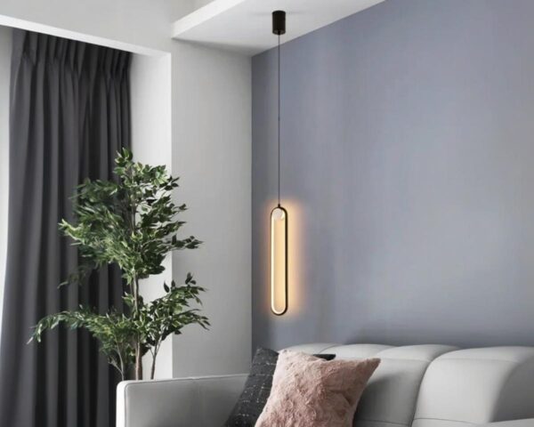 Suspension couloir au design minimaliste au-dessus d'un canapé