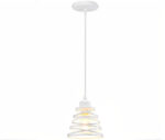 Suspension cuisine décorative et design sur fond blanc.