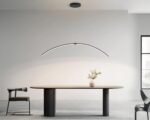 Suspension cuisine moderne au design arqué avec une table
