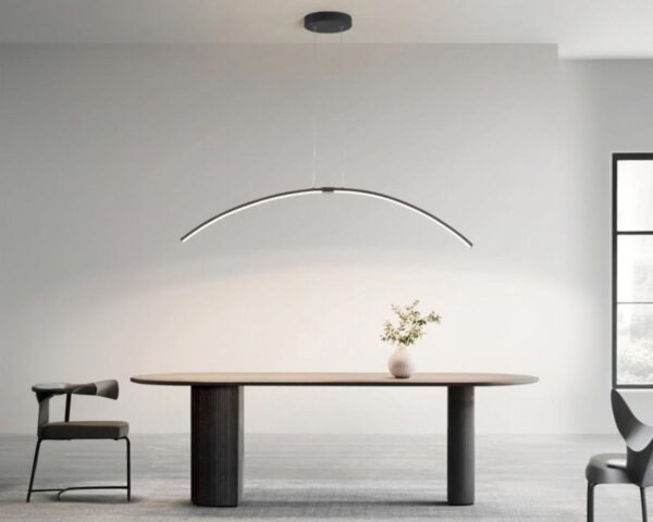 Suspension cuisine moderne au design arqué avec une table