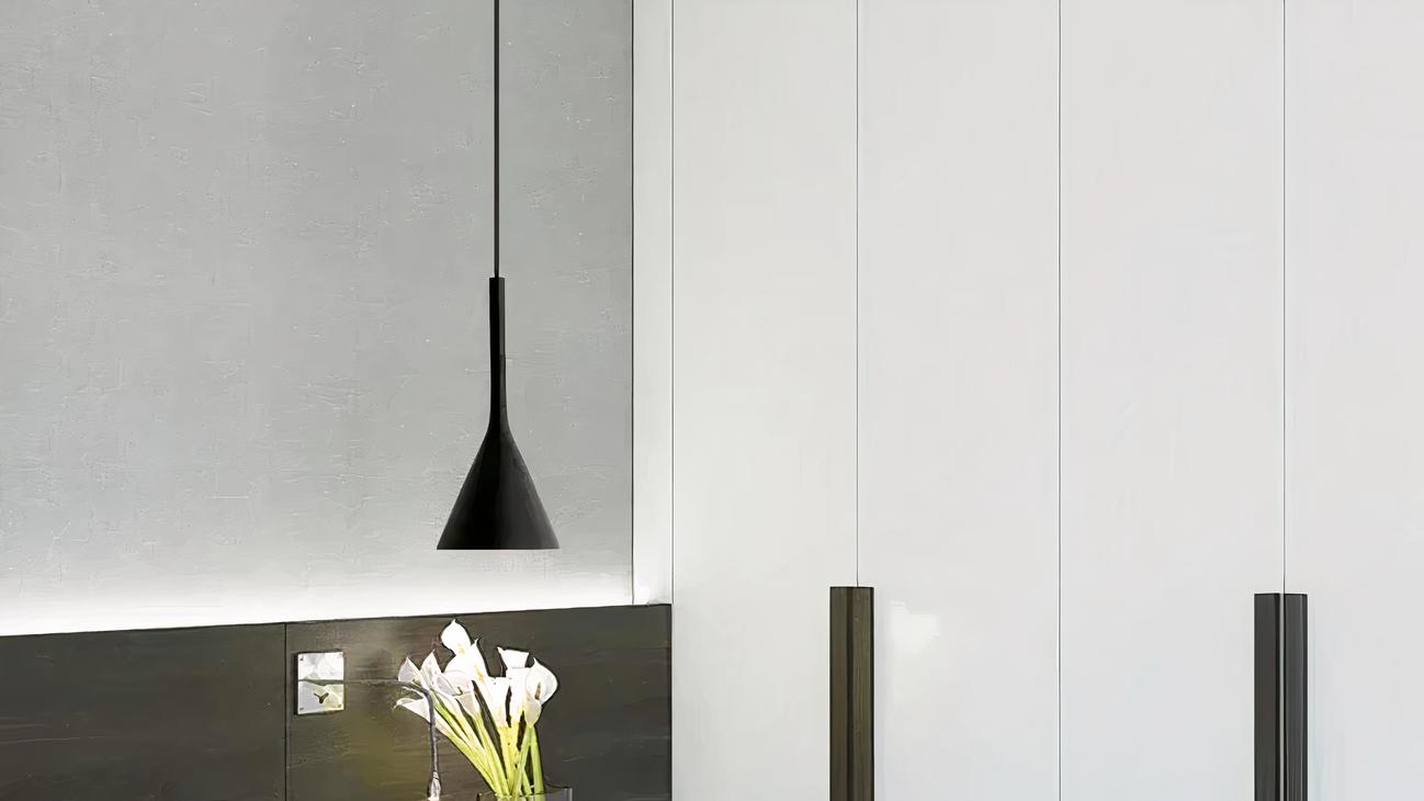 IMG_08_2024_suspension_cuisine_noire_design_moderne_01-image-1.jpg