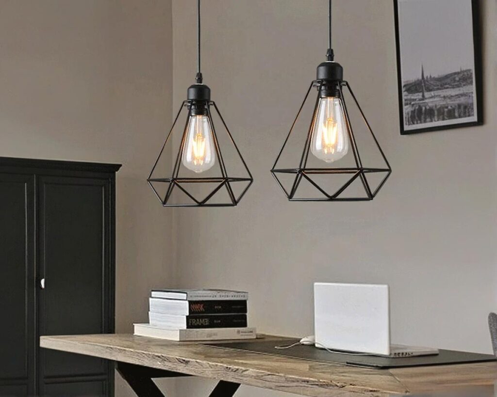 Suspension cuisine noire de style nordique au-dessus d'une table