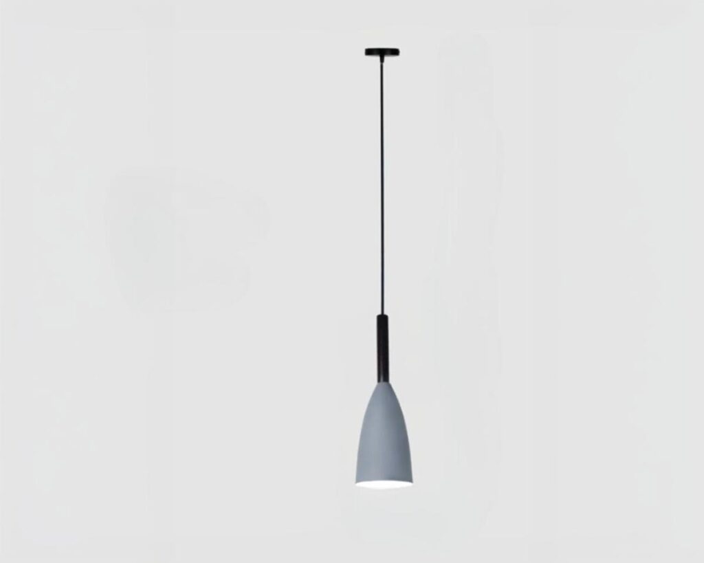 Suspension cuisine de style moderne en aluminium sur fond gris