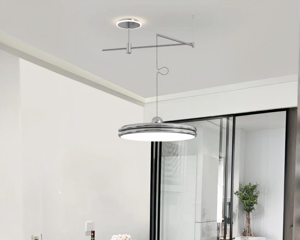 Suspension déportée argentée élégante au design nordique allumée dans un intérieur