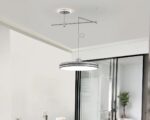 Suspension déportée argentée élégante au design nordique allumée dans un intérieur