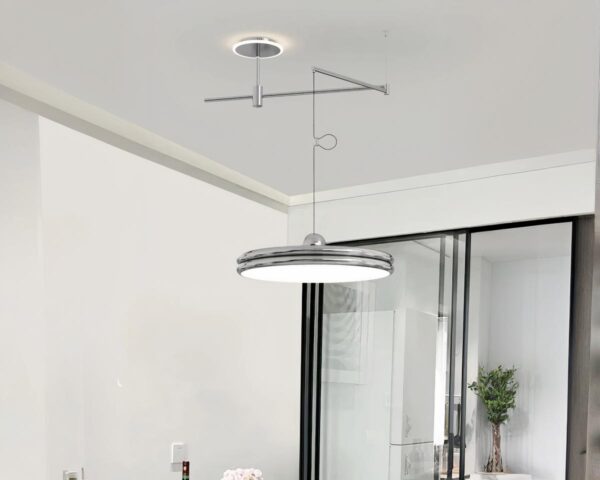 Suspension déportée argentée élégante au design nordique allumée dans un intérieur