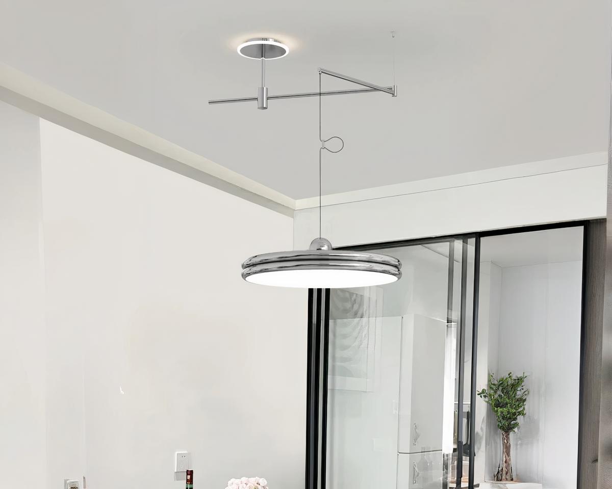 Suspension déportée argentée élégante au design nordique allumée dans un intérieur