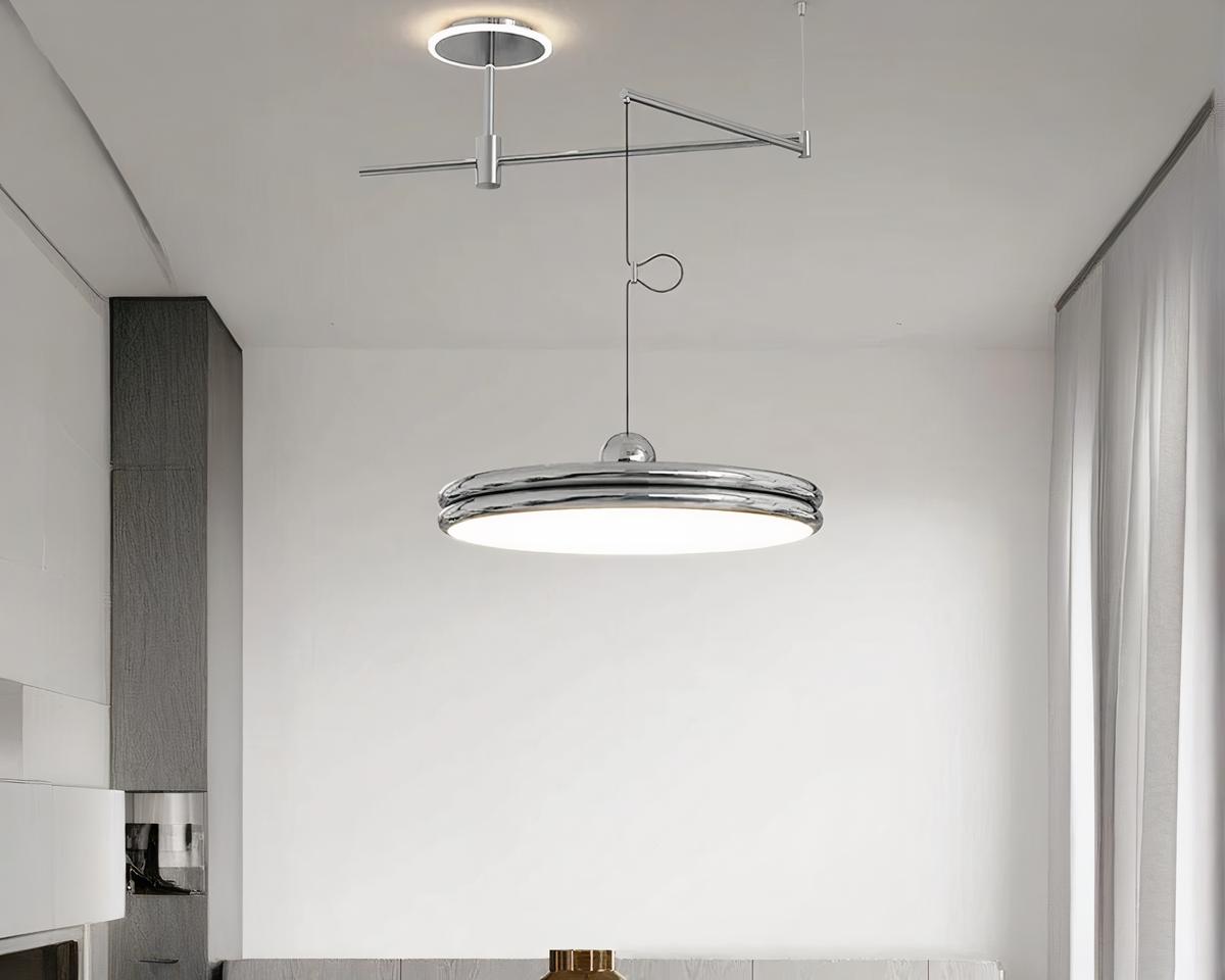 Suspension déportée argentée élégante au design nordique