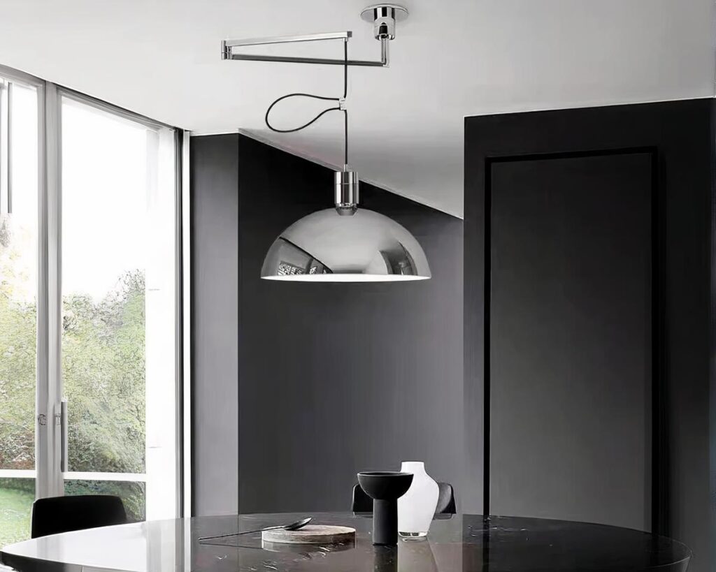 Suspension déportée argentée moderne et personnalisable allumée au-dessus d'une table à manger