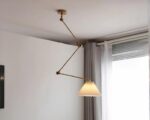 Suspension déportée minimaliste pliable et flexible allumée dans un intérieur