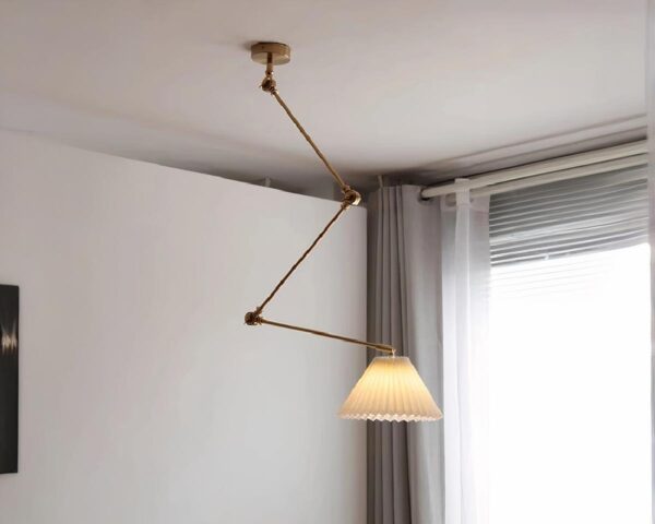 Suspension déportée minimaliste pliable et flexible allumée dans un intérieur