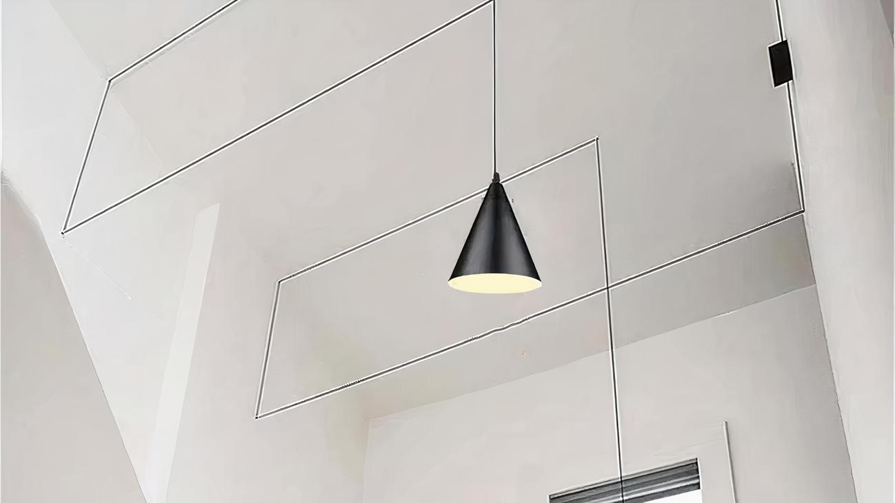IMG_08_2024_suspension_deportee_noire_moderne_aluminium_2-image-1.jpg