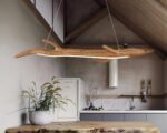 Suspension effet bois en forme de branche en résine dans une cuisine