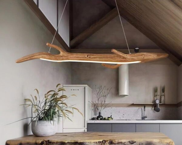 Suspension effet bois en forme de branche en résine dans une cuisine