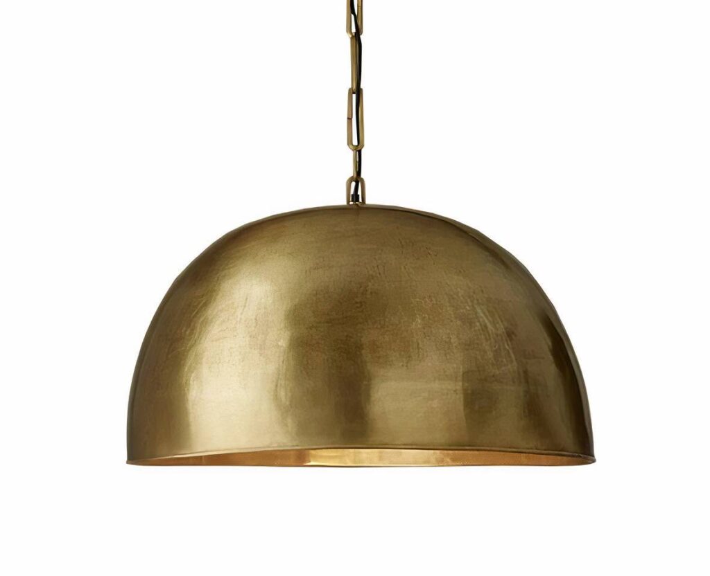 Suspension effet laiton LED classe et luxueuse sur fond blanc