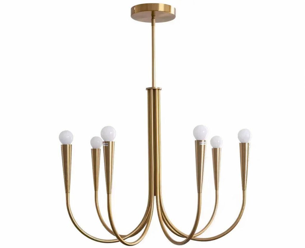Suspension effet laiton LED style lustre minimaliste de couleur dorée. Avec 6 branches en forme de chandeliers. Sur fond blanc.