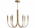 Suspension effet laiton LED style lustre minimaliste de couleur dorée. Avec 6 branches en forme de chandeliers. Sur fond blanc.