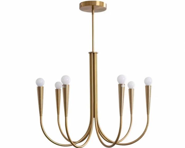 Suspension effet laiton LED style lustre minimaliste de couleur dorée. Avec 6 branches en forme de chandeliers. Sur fond blanc.