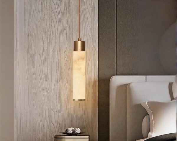 Suspension escalier en cuivre avec effet marbré dans une chambre