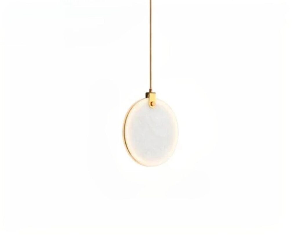 Suspension escalier ronde en marbre sur fond blanc