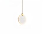 Suspension escalier ronde en marbre sur fond blanc