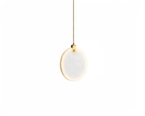 Suspension escalier ronde en marbre sur fond blanc