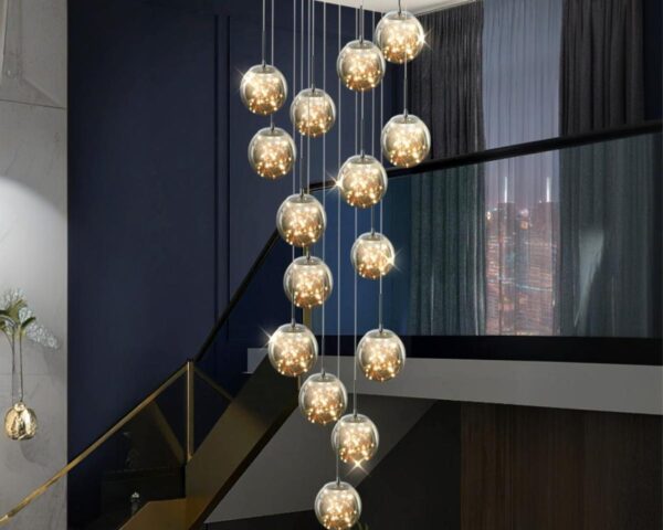 Suspension escalier en verre fumé style grappe à 15 têtes sur fond noir