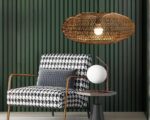 Suspension extérieure chic et élégante en rotin allumée à côté d'un fauteuil