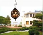 Suspension extérieure élégante au style vintage noire dans un jardin