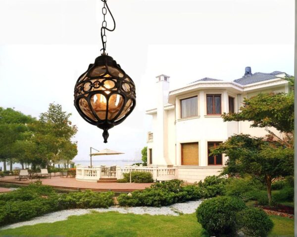 Suspension extérieure élégante au style vintage noire dans un jardin