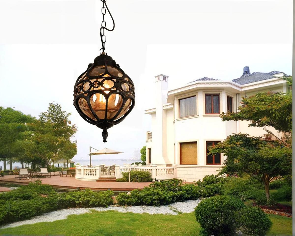 Suspension extérieure élégante au style vintage noire dans un jardin