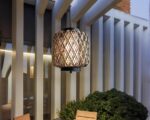 Suspension extérieure moderne et élégante en bois allumée sur une terrasse