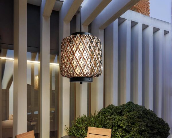 Suspension extérieure moderne et élégante en bois allumée sur une terrasse