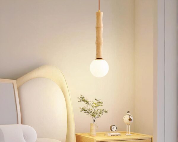 Suspension filaire élégante et naturelle au design de bambou allumée dans une chambre