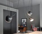 Suspension filaire élégante au style industriel allumée dans un salon